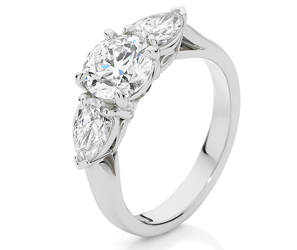 NASHI PEAR – Round brilliant and pear cut diamond engagment ring