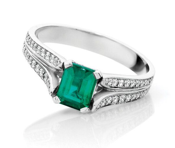 ESMERALDA – Diamond And emerald engagement ring