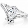 PEAR POINT – Pear cut diamond engagement ring