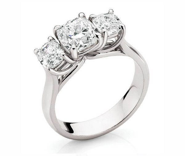 PILLOW DREAMS – Cushion cut diamond three stone engagement ring