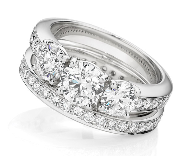 ROUND ROBIN FOREVER – Round brilliant and shoulder diamond trilogy engagement and wedding ring set