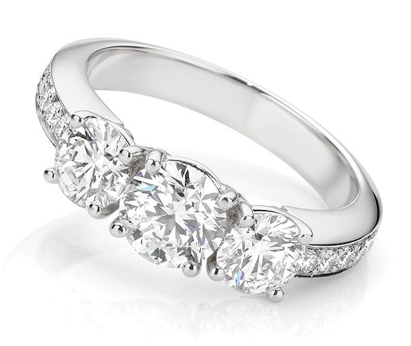 ROUND ROBIN – Three stone round brilliant diamond engagement ring