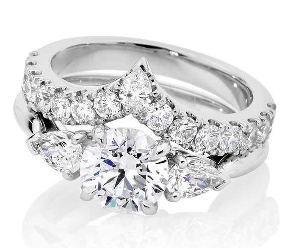 AURORA ASTRID – PEAR AND ROUND DIAMOND WEDDING SET
